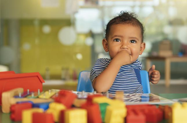 Child playing with toys / photo: istock
