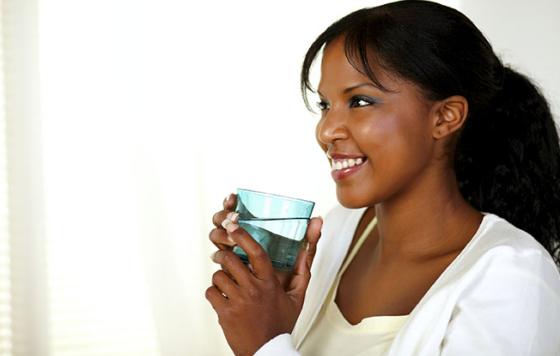 woman drinking water / photo: istock pablocalvog